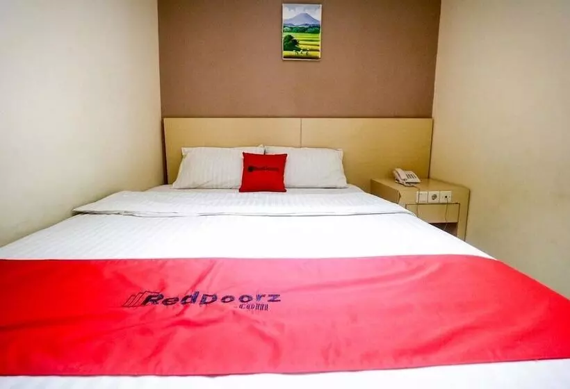 Hotelli Reddoorz Near Pasar Tarapung Siring Banjarmasin