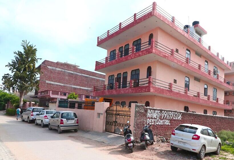 Pension Oyo 16146 Royal Guest House