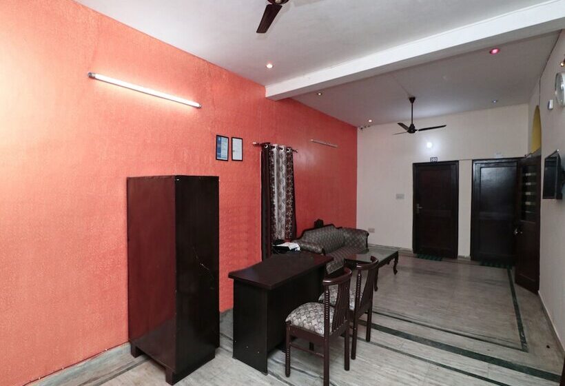 Pension Oyo 16146 Royal Guest House