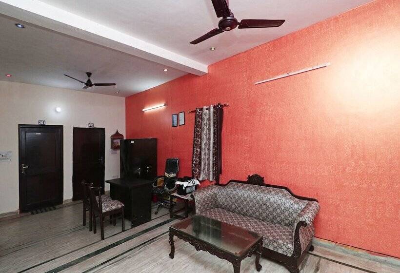 Pension Oyo 16146 Royal Guest House