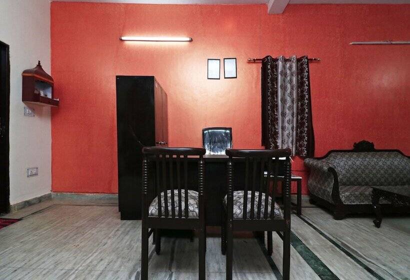 Pension Oyo 16146 Royal Guest House