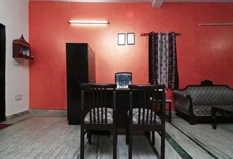 Majatalo Oyo 16146 Royal Guest House