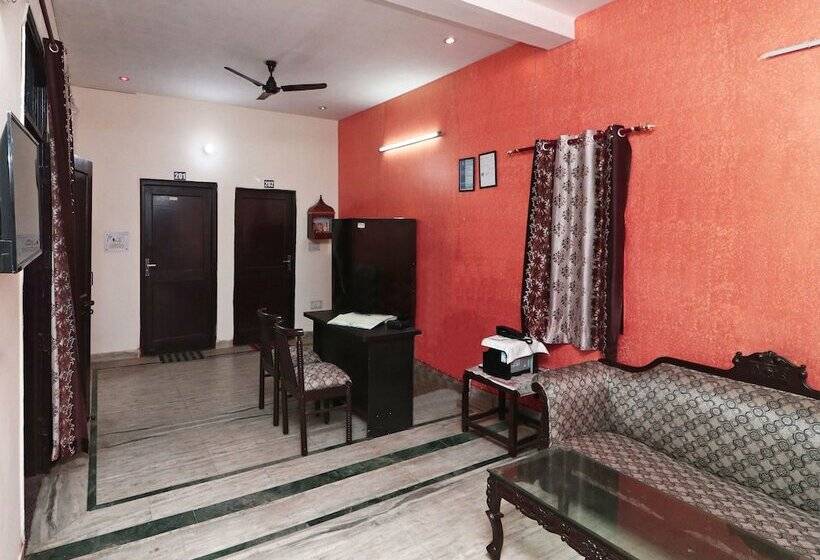 Pension Oyo 16146 Royal Guest House