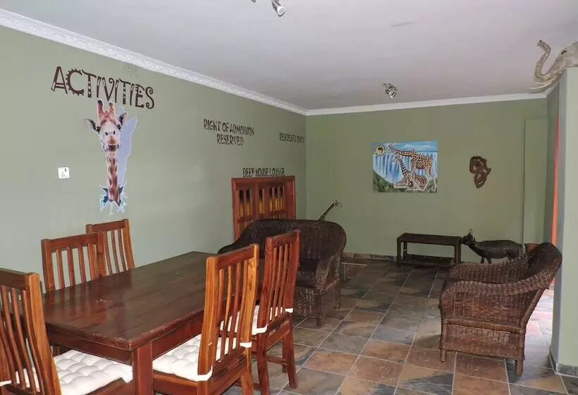 Café Zambezi House Of Africa   Hostel
