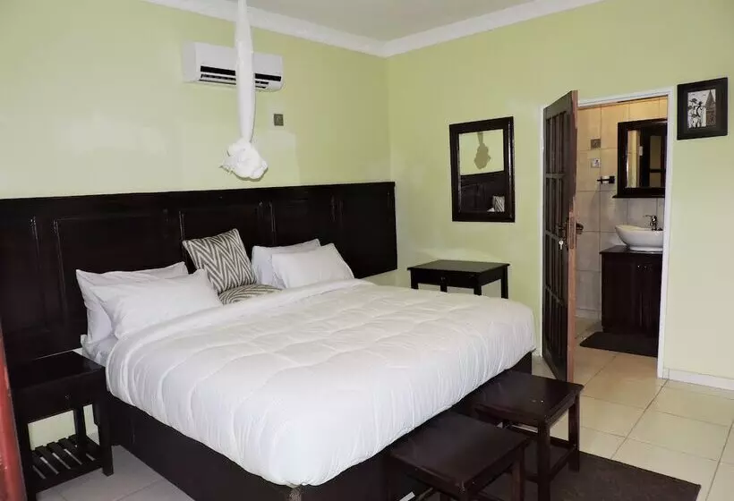 Café Zambezi House Of Africa   Hostel