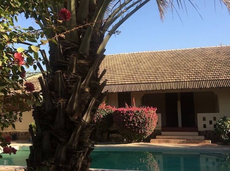 هتل Africa Strike Lodge