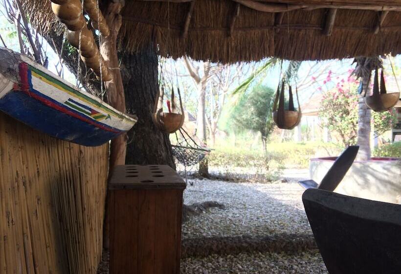 هتل Africa Strike Lodge