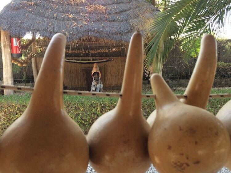 هتل Africa Strike Lodge