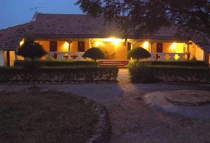 هتل Africa Strike Lodge