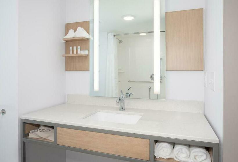 هتل Hilton Garden Inn Omaha Aksarben Village