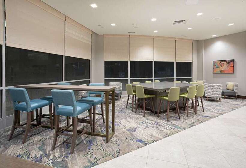 هتل Hilton Garden Inn Omaha Aksarben Village