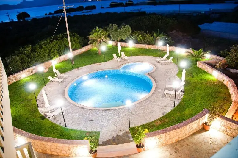 Hotelli Petritos Rooms And Studios