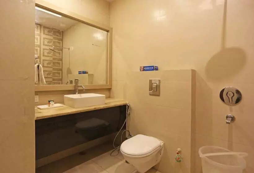 Oyo 5614 Hotel Rolex Inn