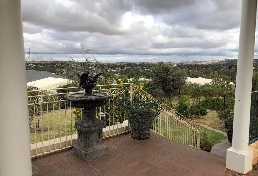 Majatalo Fairway Manor Accomodation