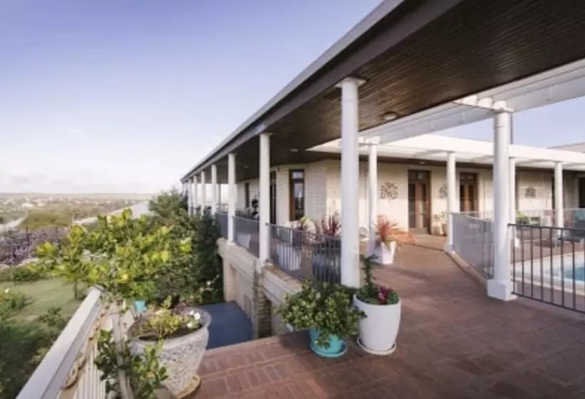 Majatalo Fairway Manor Accomodation