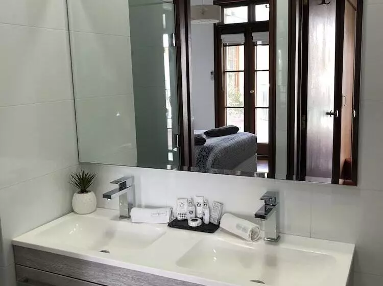 Majatalo Fairway Manor Accomodation