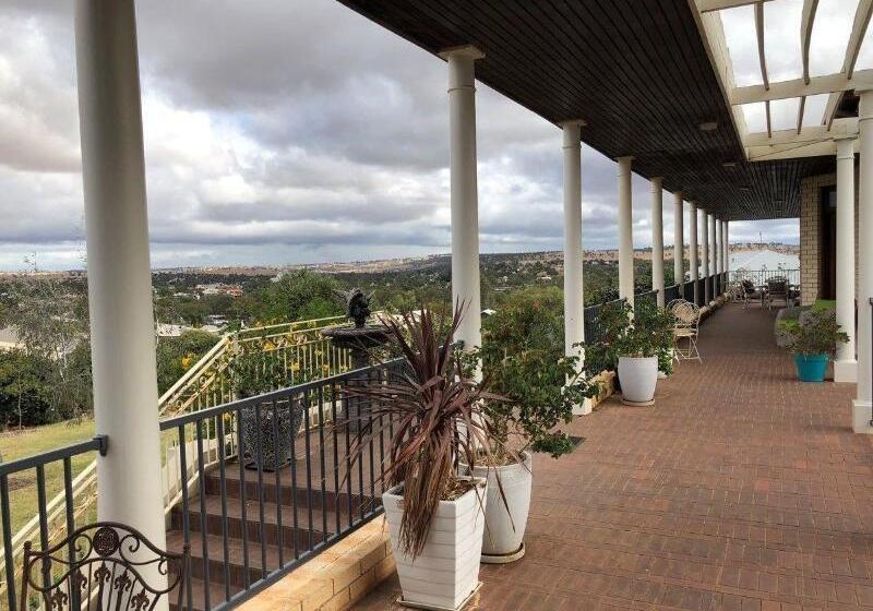 Пансион Fairway Manor Accomodation