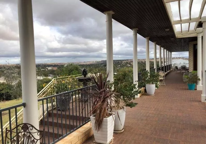 Majatalo Fairway Manor Accomodation