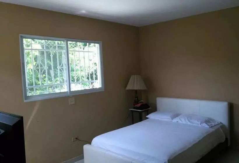 پانسیون Hibiscus Guest House