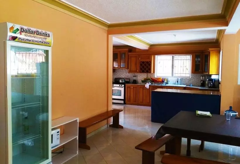 پانسیون Hibiscus Guest House