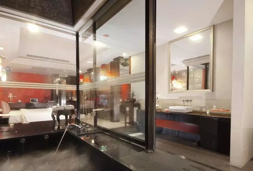 Q Motel