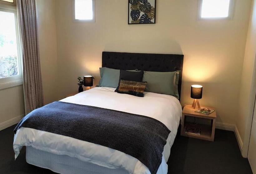 Healesville House   Magnolia House