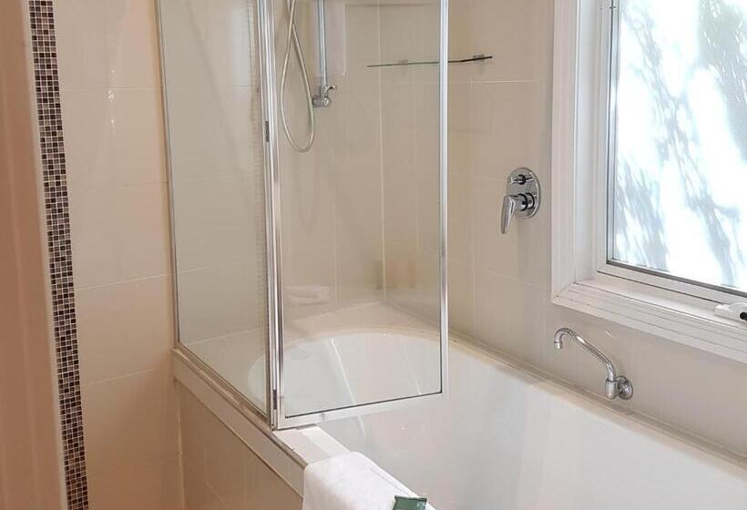 Healesville House   Magnolia House