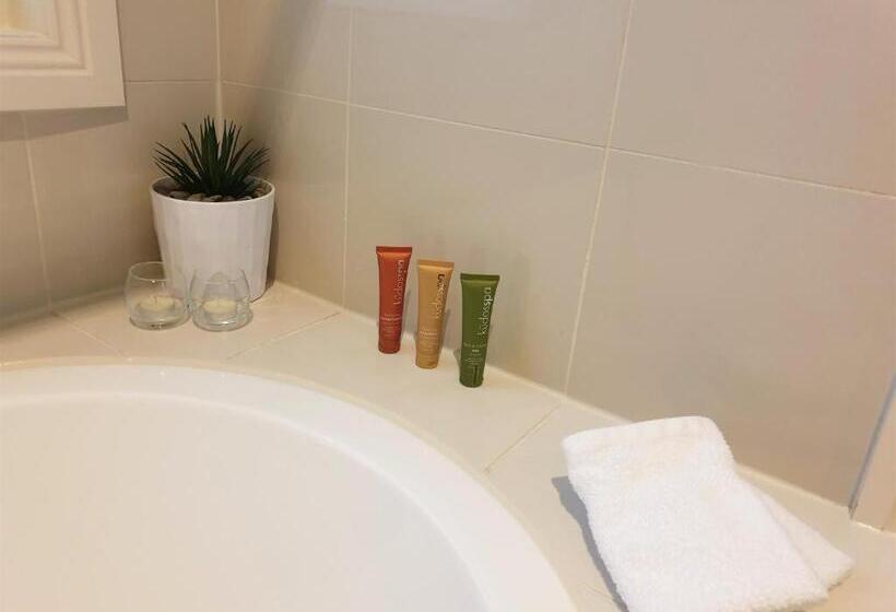 Healesville House   Magnolia House