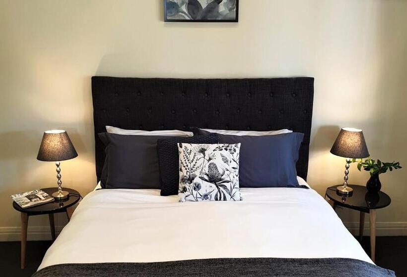 Healesville House   Magnolia House