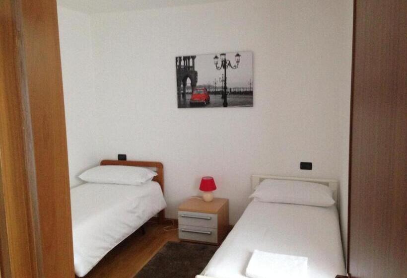 ホテル De La Tour