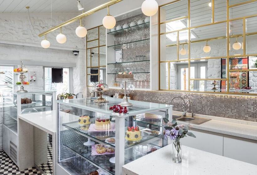 Delight Deluxe Hotel & Spa