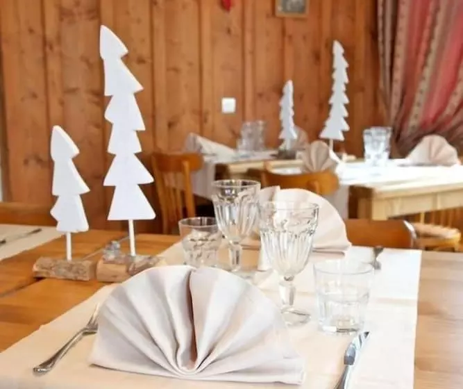 ホテル Logis Hôtel Les Arobiers