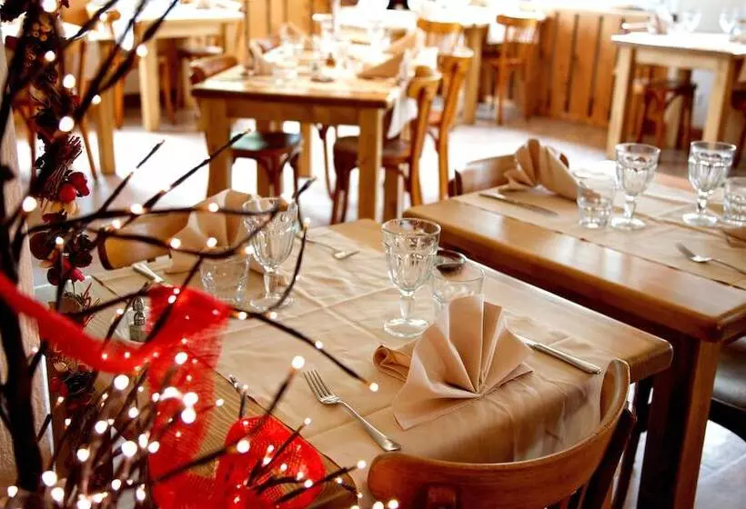 ホテル Logis Hôtel Les Arobiers