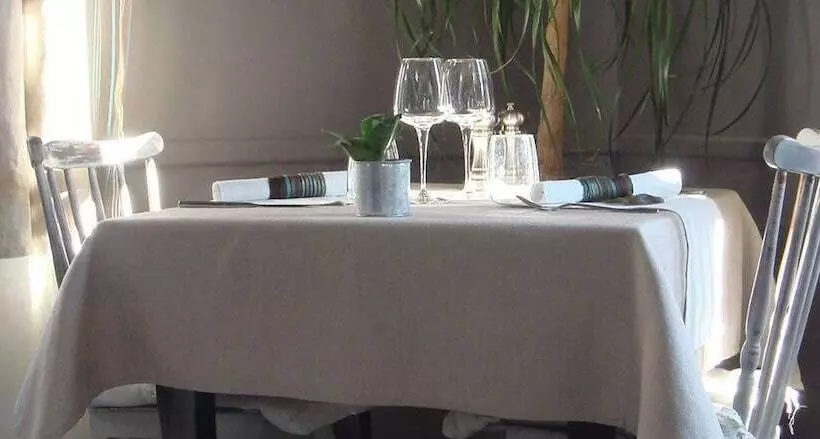 ホテル Logis Hôtel Restaurant L Auberge Du Chateau
