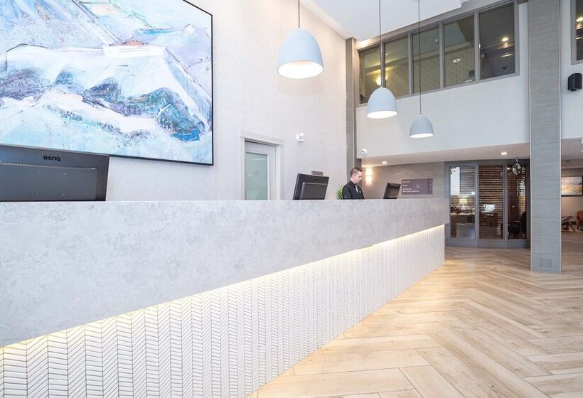 Отель Sandman Signature Calgary Airport