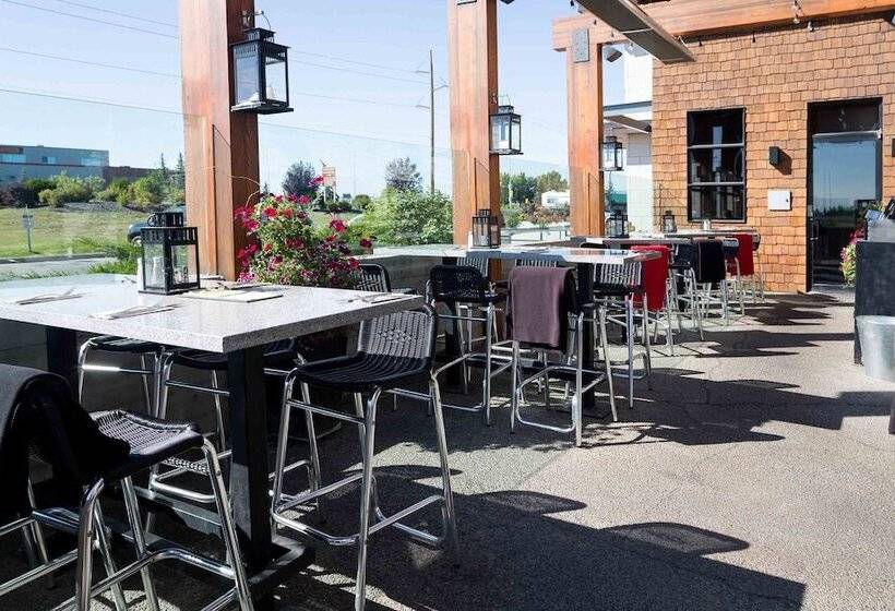 Отель Sandman Signature Calgary Airport