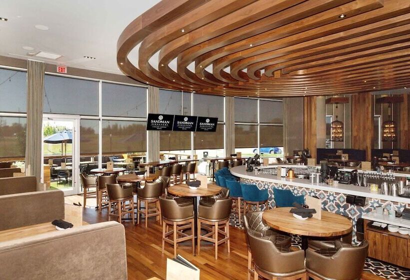 Отель Sandman Signature Calgary Airport
