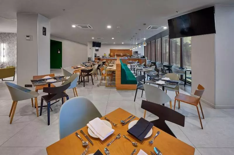 ホテル City Express Plus By Marriott Merida