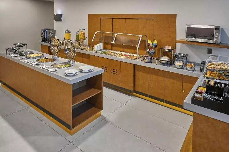 ホテル City Express Plus By Marriott Merida