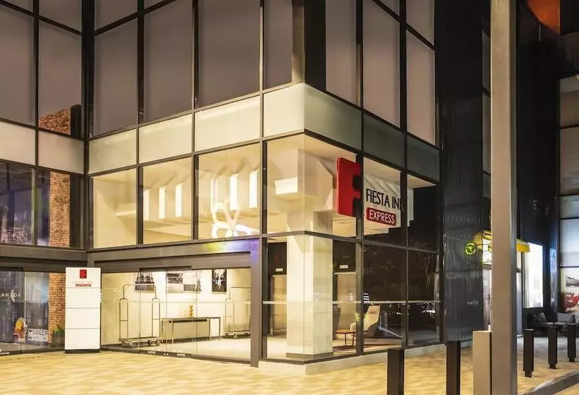 ホテル Fiesta Inn Express Puebla Explanada