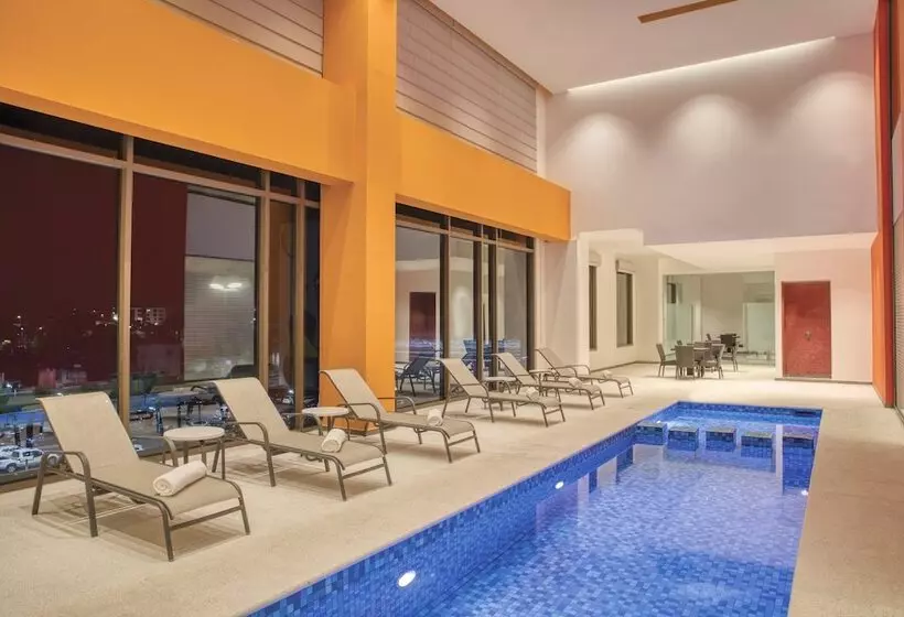 ホテル Fiesta Inn Express Puebla Explanada