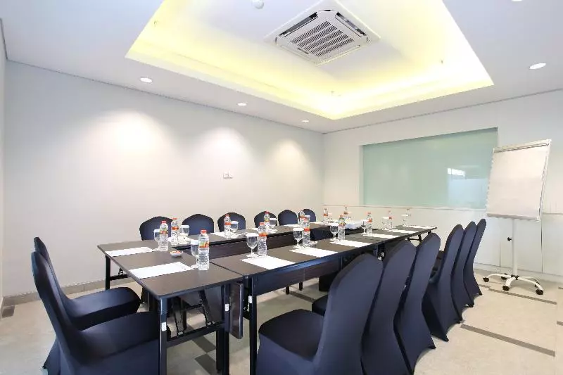Hotel Swissbelinn Modern Cikande