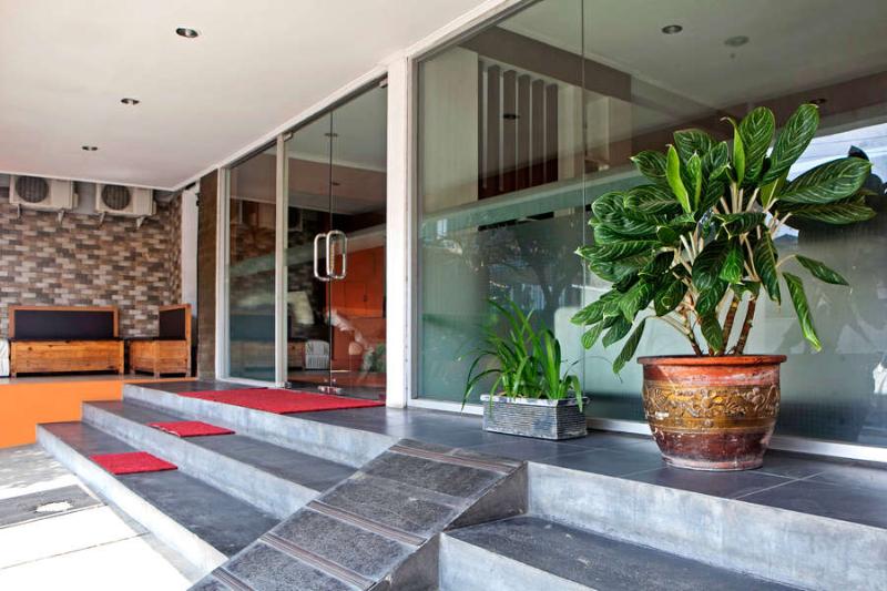 فندق Ten House Guest & Resto By Reddoorz