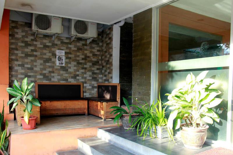 فندق Ten House Guest & Resto By Reddoorz