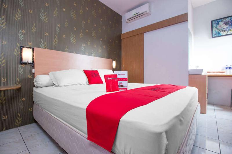 فندق Ten House Guest & Resto By Reddoorz