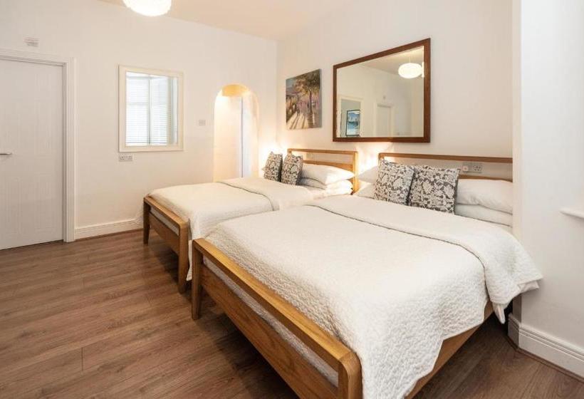 پانسیون Archways Lodge