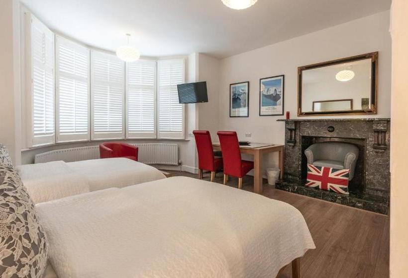 پانسیون Archways Lodge