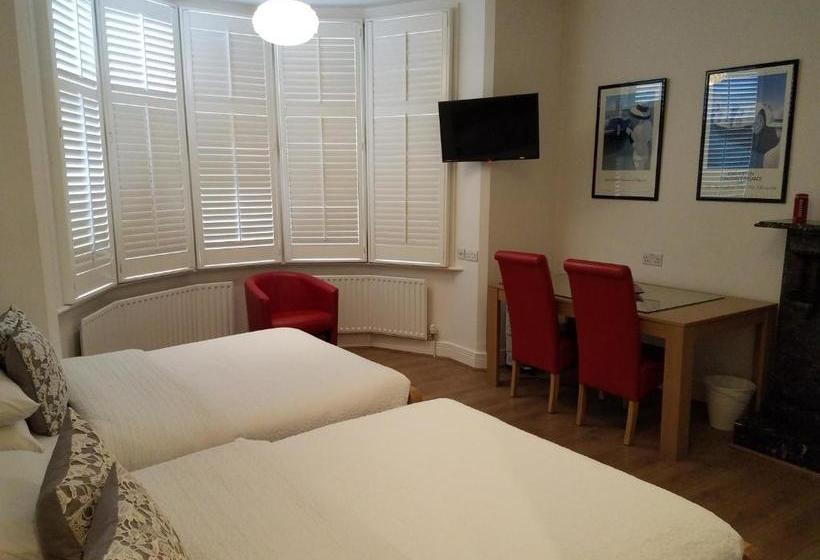 پانسیون Archways Lodge