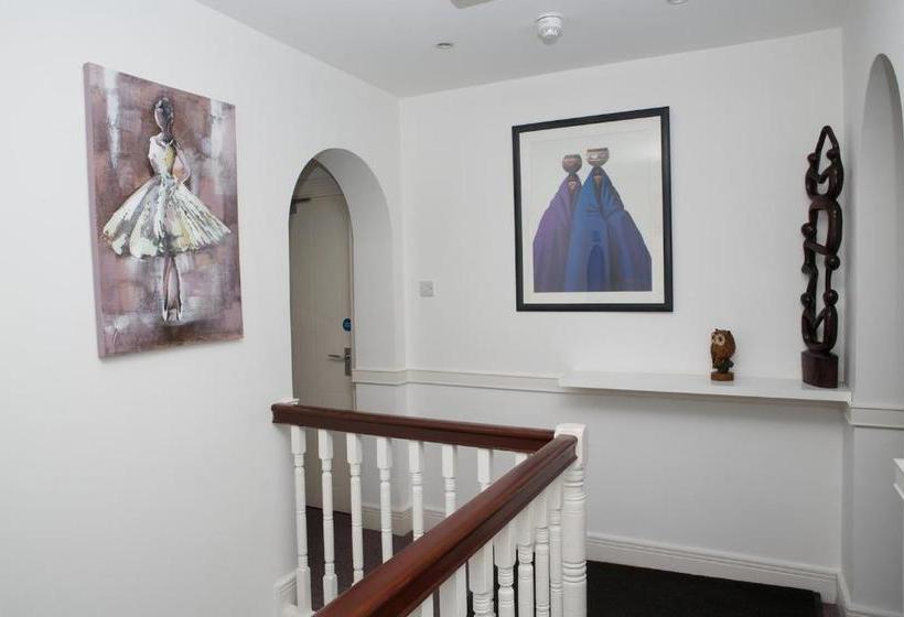 پانسیون Archways Lodge