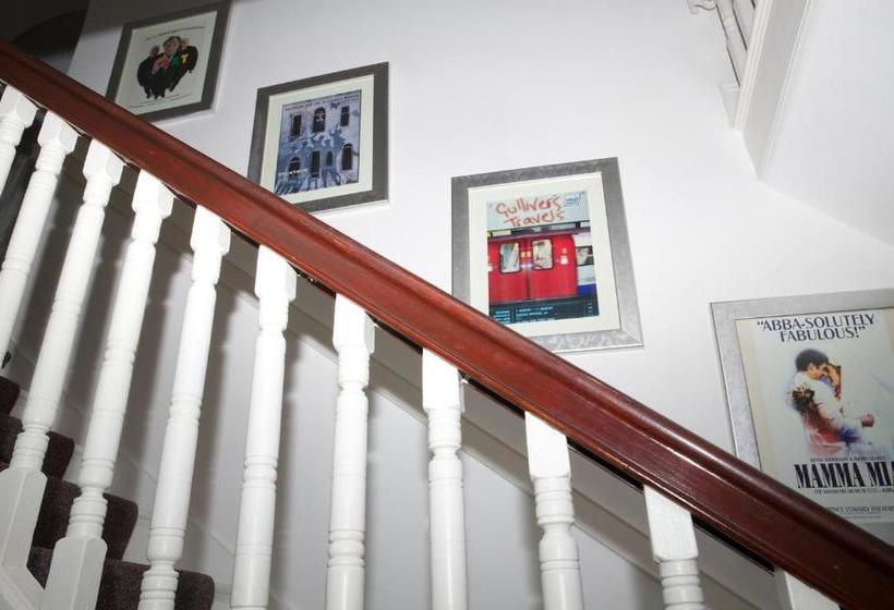 پانسیون Archways Lodge